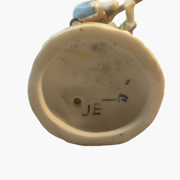 Vintage Porcelain Figurine Man Mandolin Musician Renaissance Festival Signed JE - Picture 7 of 7